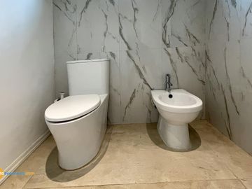 Lujosa Casa en Condominio con Muelle Privado y Solarium!