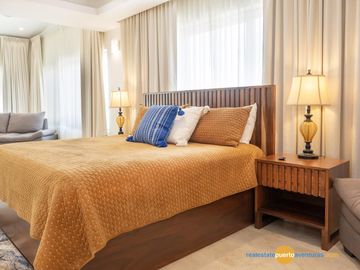 Lujosa Casa en Condominio con Muelle Privado y Solarium!