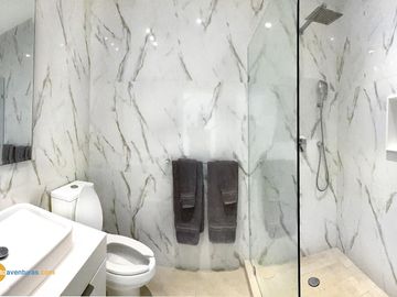 Lujosa Casa en Condominio con Muelle Privado y Solarium!