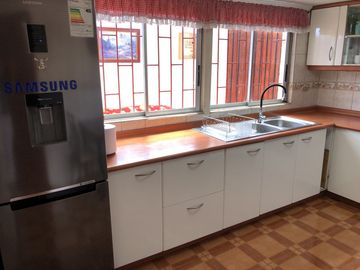 VENDE CASA 3 DORM, 2 BAÑOS, A PASOS METRO COPA LO MARTINEZ, EL BOSQUE