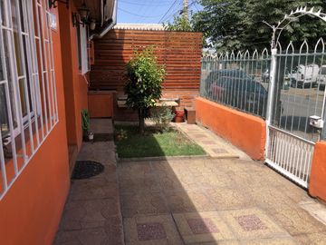 VENDE CASA 3 DORM, 2 BAÑOS, A PASOS METRO COPA LO MARTINEZ, EL BOSQUE
