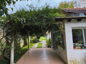 Casa en venta - 3 Dormitorios 2 Baños - Cochera - Berazategui