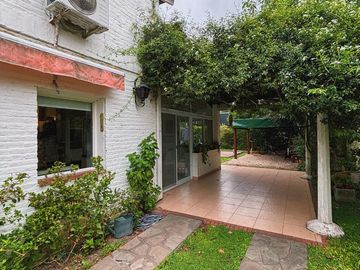 Casa en venta - 3 Dormitorios 2 Baños - Cochera - Berazategui