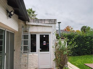 Casa en venta - 3 Dormitorios 2 Baños - Cochera - Berazategui