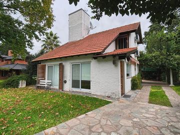 Casa en venta - 3 Dormitorios 2 Baños - Cochera - Berazategui