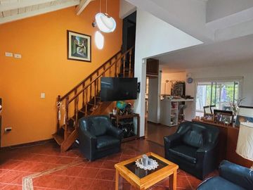 Casa en venta - 3 Dormitorios 2 Baños - Cochera - Berazategui