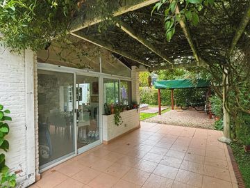 Casa en venta - 3 Dormitorios 2 Baños - Cochera - Berazategui