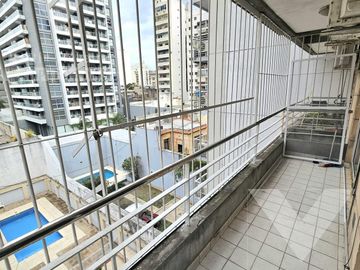 Monoambiente en VENTA con balcón corrido. Piscina y SUM.