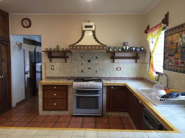 CASA  COLONIAL CON AMPLIO JARDIN EN VENTA EN CIUDAD DEL CARMEN, CAMPECHE