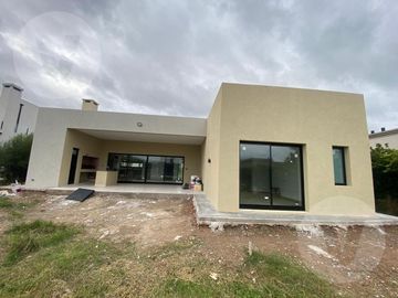 Casa en venta - Barrio Los Talas, Canning