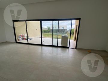 Casa en venta - Barrio Los Talas, Canning