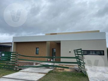 Casa en venta - Barrio Los Talas, Canning