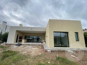 Casa en venta - Barrio Los Talas, Canning