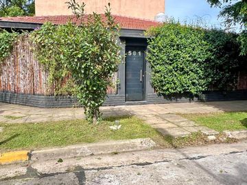 Venta- casa en una planta- 4 ambientes- patio- pileta- garaj