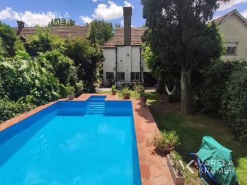 Casa en venta en Martinez con pileta y jardín