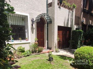 Casa en venta en Martinez con pileta y jardín