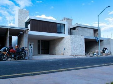 Casa de 3 recámaras en venta  dentro de privada en Conkal