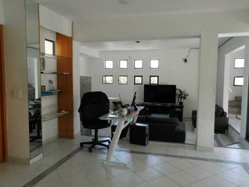 Casa de dos niveles con alberca y amplio jardín en Jardines de Cuernavaca.
