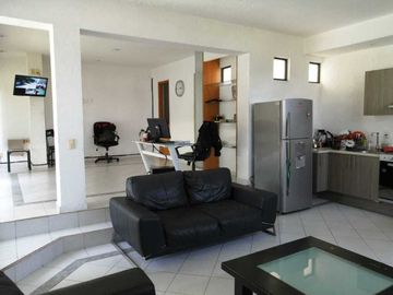 Casa de dos niveles con alberca y amplio jardín en Jardines de Cuernavaca.