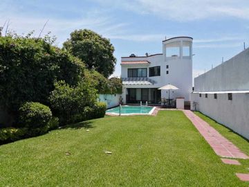 Casa de dos niveles con alberca y amplio jardín en Jardines de Cuernavaca.