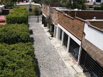 Casa de dos niveles con alberca y amplio jardín en Jardines de Cuernavaca.