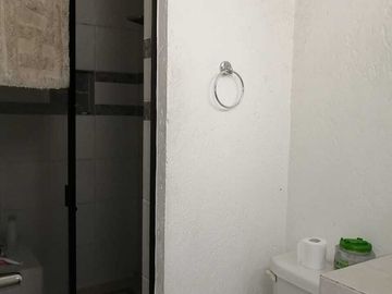 Casa de dos niveles con alberca y amplio jardín en Jardines de Cuernavaca.