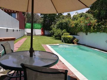Casa de dos niveles con alberca y amplio jardín en Jardines de Cuernavaca.