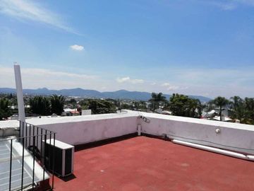 Casa de dos niveles con alberca y amplio jardín en Jardines de Cuernavaca.