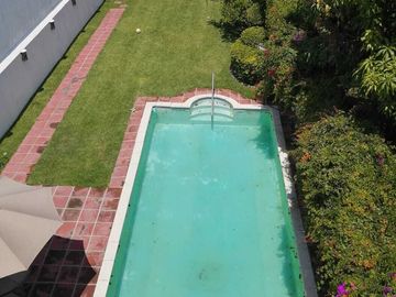 Casa de dos niveles con alberca y amplio jardín en Jardines de Cuernavaca.