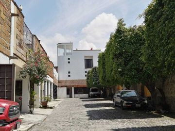 Casa de dos niveles con alberca y amplio jardín en Jardines de Cuernavaca.