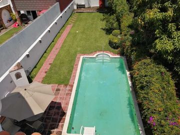 Casa de dos niveles con alberca y amplio jardín en Jardines de Cuernavaca.
