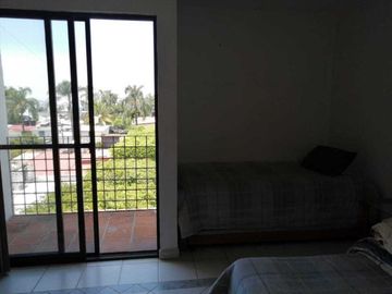 Casa de dos niveles con alberca y amplio jardín en Jardines de Cuernavaca.