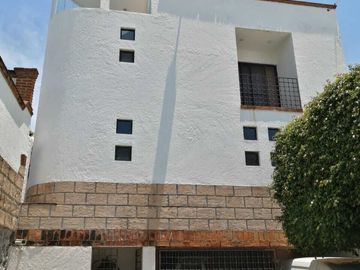 Casa de dos niveles con alberca y amplio jardín en Jardines de Cuernavaca.