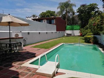 Casa de dos niveles con alberca y amplio jardín en Jardines de Cuernavaca.