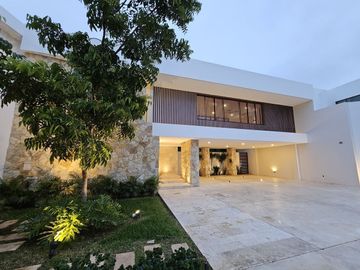 En Venta, Residencia de Lujo en exclusiva Privada dentro de Mérida, Yucatán