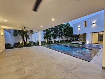 En Venta, Residencia de Lujo en exclusiva Privada dentro de Mérida, Yucatán