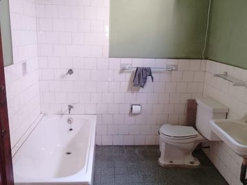 Se Alquila Casita para negocio o residencia.