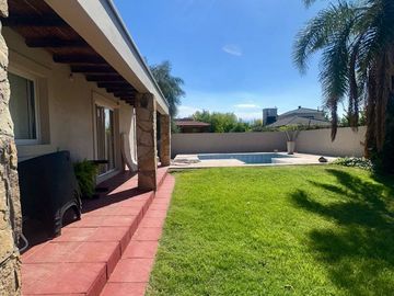 VENTA HERMOSA CASA EN BARRIO SOLARES DE MAIPU