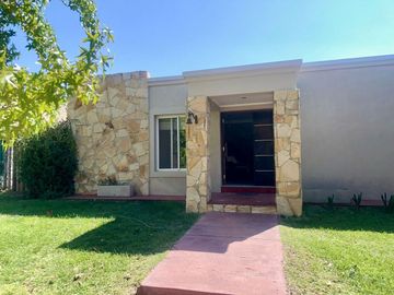 VENTA HERMOSA CASA EN BARRIO SOLARES DE MAIPU