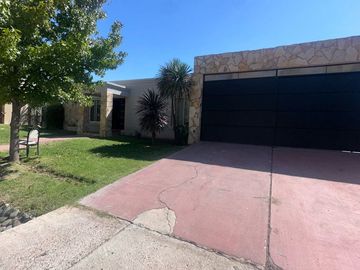VENTA HERMOSA CASA EN BARRIO SOLARES DE MAIPU