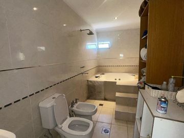 VENTA HERMOSA CASA EN BARRIO SOLARES DE MAIPU