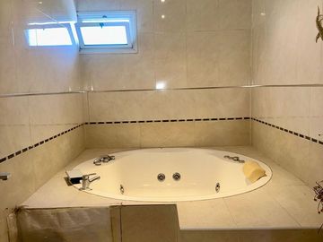 VENTA HERMOSA CASA EN BARRIO SOLARES DE MAIPU