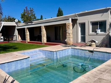 VENTA HERMOSA CASA EN BARRIO SOLARES DE MAIPU