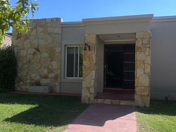 VENTA HERMOSA CASA EN BARRIO SOLARES DE MAIPU