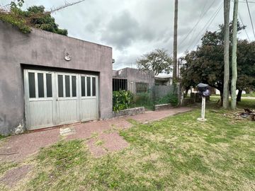 VENTA CASA 3 AMB C/PATIO Y GARAGE - CLAYPOLE
