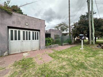VENTA CASA 3 AMB C/PATIO Y GARAGE - CLAYPOLE