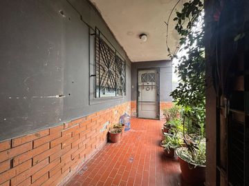 VENTA CASA 3 AMB C/PATIO Y GARAGE - CLAYPOLE