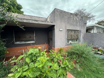 VENTA CASA 3 AMB C/PATIO Y GARAGE - CLAYPOLE