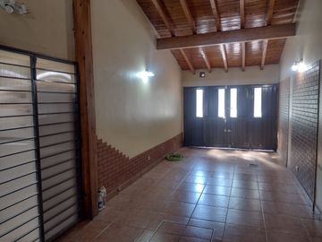 CASA EN VENTA DE 3 DORMITORIOS- LUZURIAGA - MAIPÚ