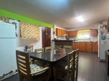 Venta casa 5 ambientes Camet Norte con parque